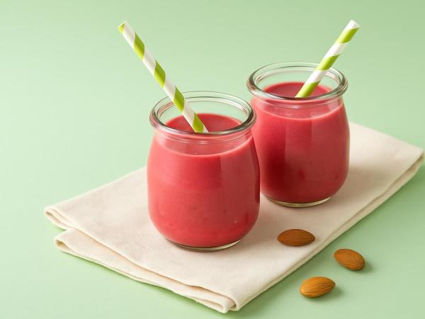 Getränk aus Vitaminen und gesunden Fetten